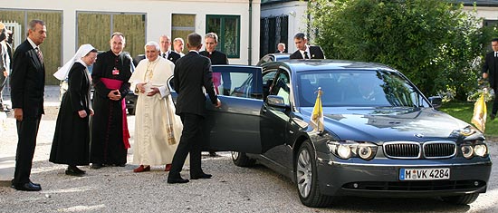 Erste Schritte auf Byerischem Boden als Papst: Beneikt XVI trifft im Herzoglichen Gregorianum ein (Foto: CADU)